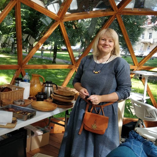 Edita Gilė su gausiu vaišiu stalu.