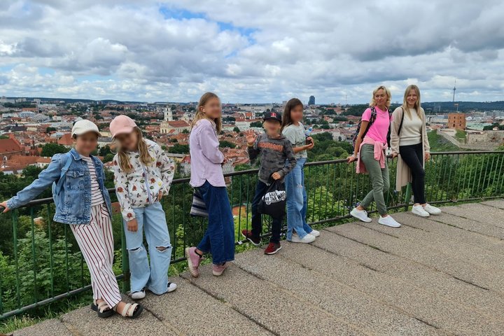 Vaikai su vadovėmis gėrėjosi Vilniaus miesto panorama, atsiveriančia nuo Trijų kryžių kalno apžvalgos aikštelės.