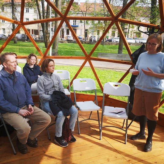 Istorikės Erika Meškauskienė veda paskaitą apie Ukrainos istorija Vilniaus pilių kupole. 