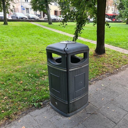 Graffiti išpaišyta šiukšlių dėžė. 