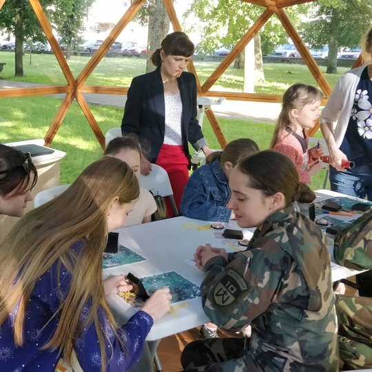 Šauliai aiškina kaip skaityti žemėlapį į kupolą atėjusiems žmonėms.