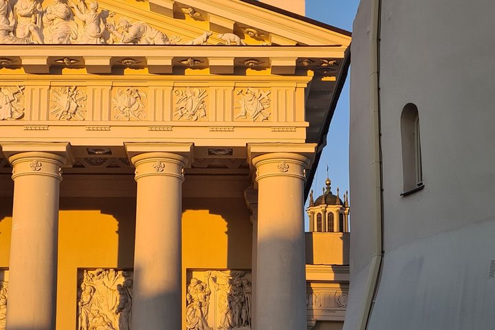 Vilniaus Katedros fasadas ir varpinės bokštas dešinėje.