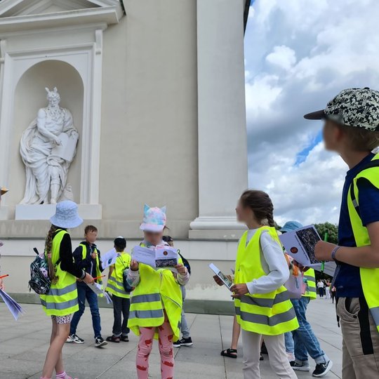 Vaikai bando įminti visas pilių paslaptis, keliaudami po Žemutinės pilies teritoriją.