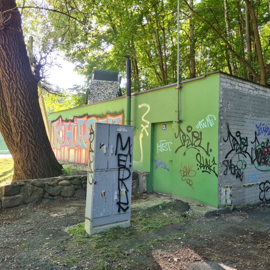 „Vilniaus šilumos tinklų“ siurblinė, su ant sienos išpaišytu grafyčiu, kartu su elektros skydine.