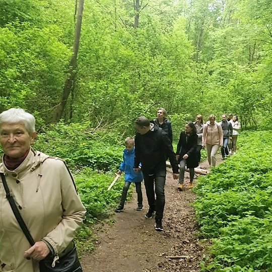 Ekskursijos dalyviai šalia eina Didžiąja Griova.