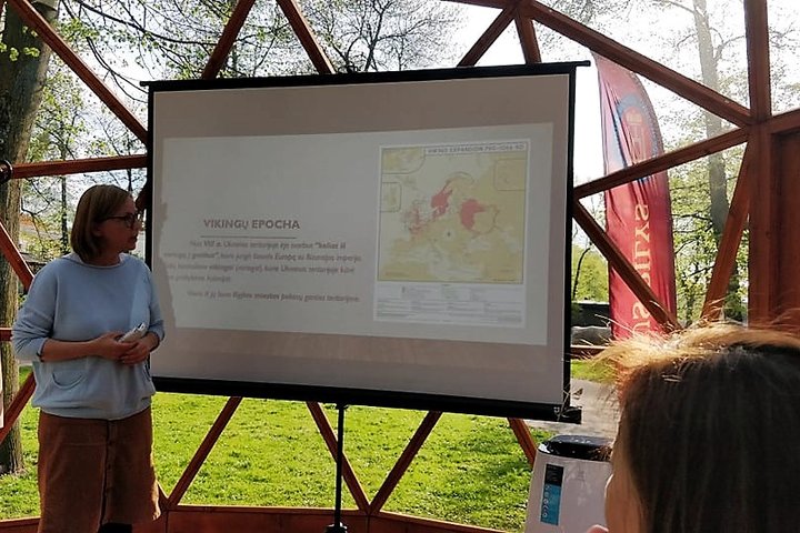 Istorikės Erika Meškauskienė veda paskaitą apie Ukrainos istorija Vilniaus pilių kupole.