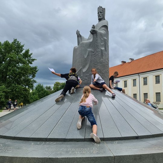 Vaikams tikra atrakcija laipioti ant Karaliaus Mindaugo paminklo.