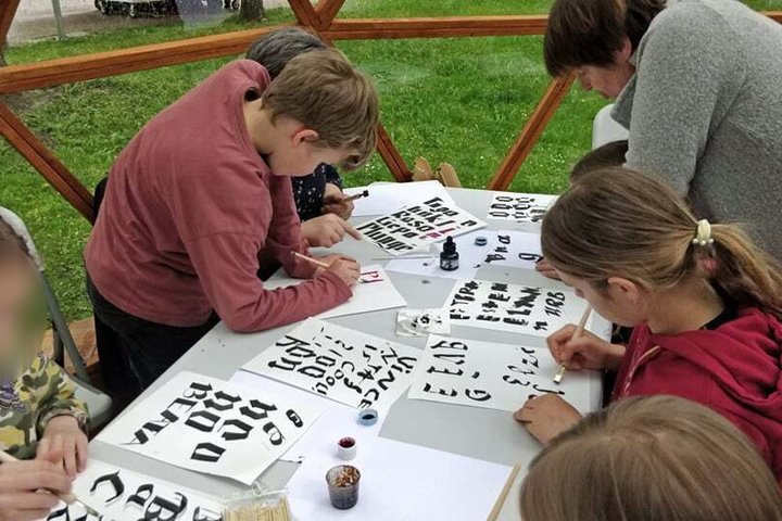 Vilniaus pilių kupole vaikai su tėvais mokosi gotikinių raidžių rašymo.