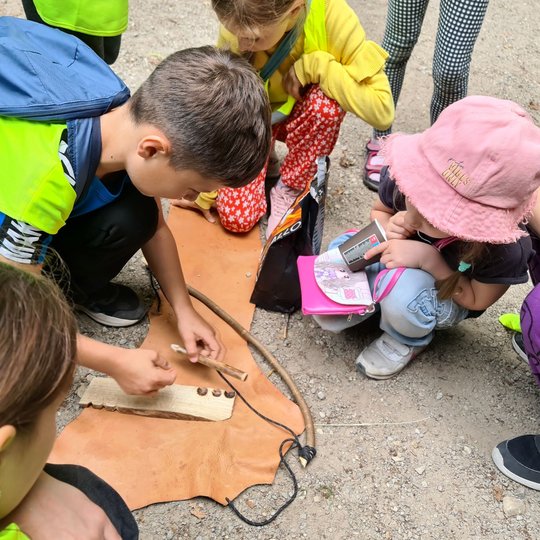 Iš pradžių mokytasi kurti ugnį naudojantis pagaliukais ir lentele.