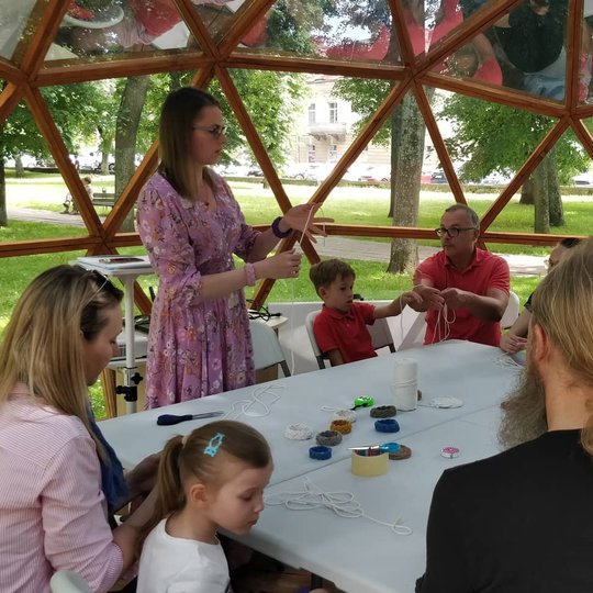 Jolita Kizelienė edukacijos dalyviams rodo kaip rišamas mazgas.
