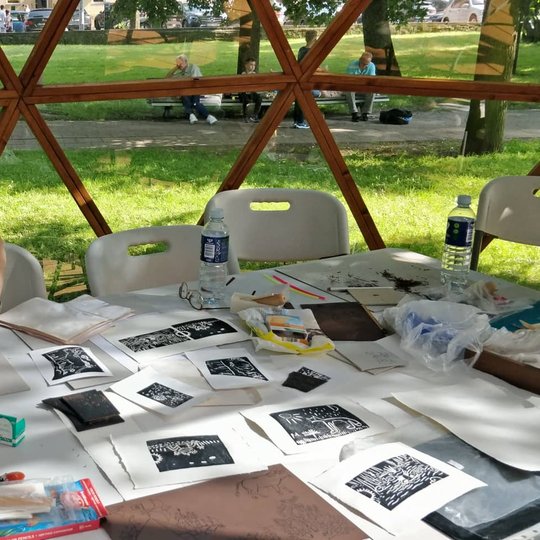 Grafike Marija Birgėliene demonstruoja kaip reikia prispausti raižinį.