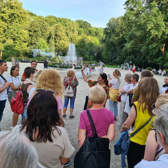 Ekskursija persikėlė prie Bernardinų sodo fontano.