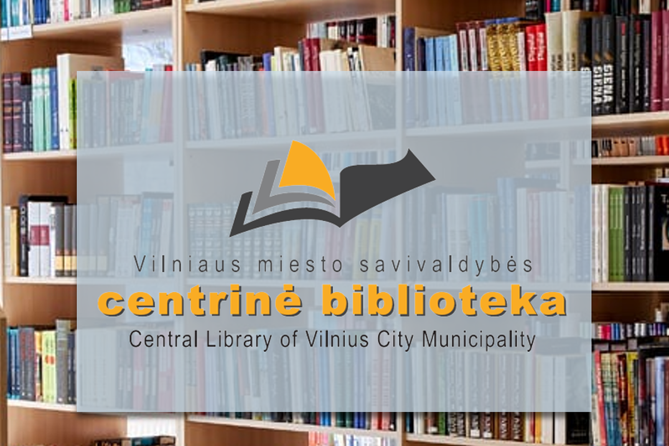 Knygos lentynoje. Nuotraukos priekyje Vilniaus miesto savivaldybės centrinė bibliotekos logotipas ir pavadinimas.