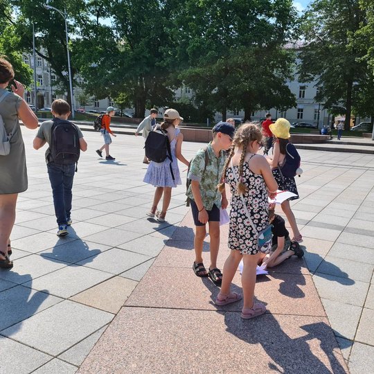 Vaikai nustebo sužinoję, kad stovi ant pilies gynybinę vietą žyminčių plokščių.