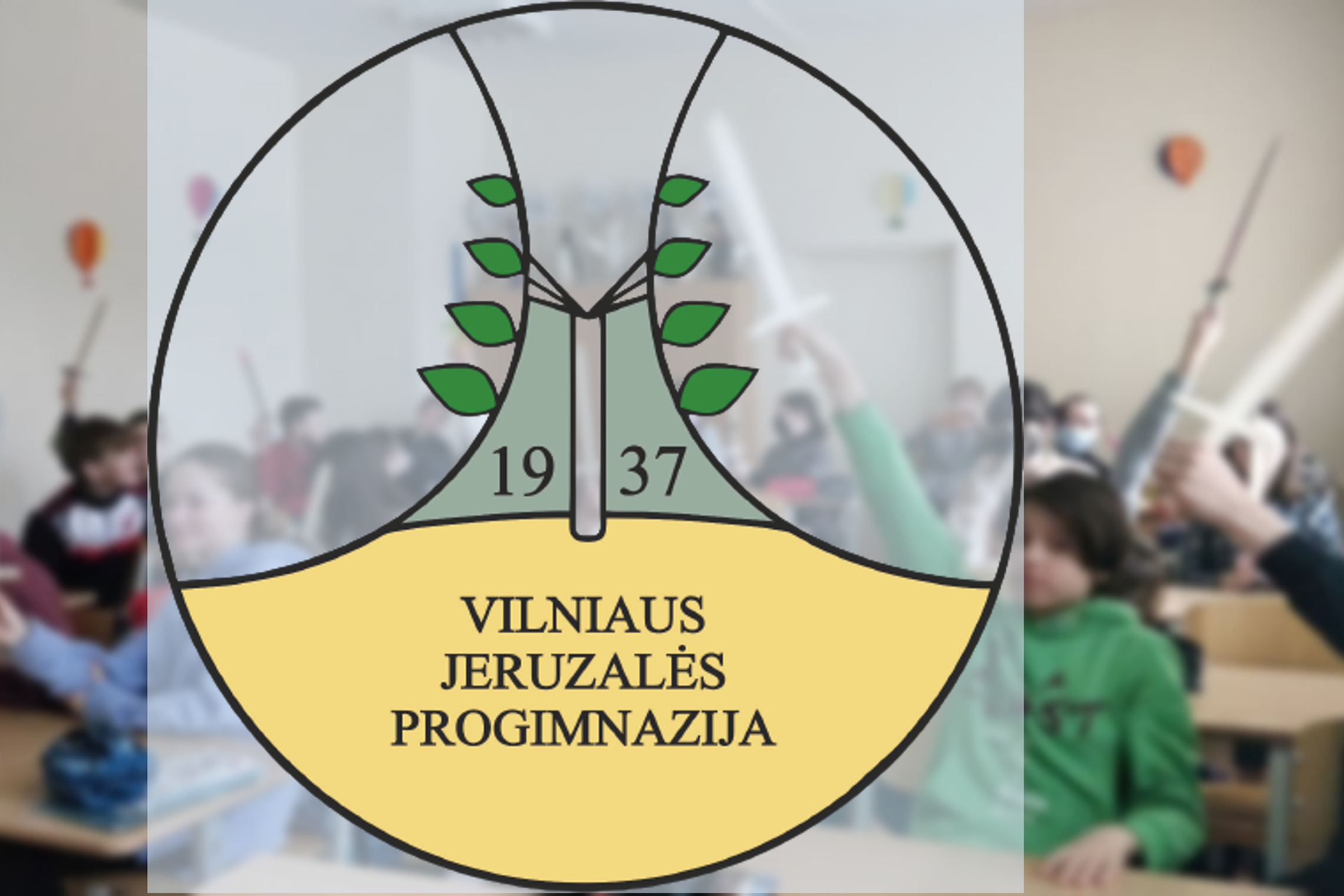 Nuotraukos fone matosi mokiniai sėdintis suole ir laikantis medinius kalavijus. Nuotraukos priekyje Vilniaus Jeruzalės progimnazijos logotipas su metais.