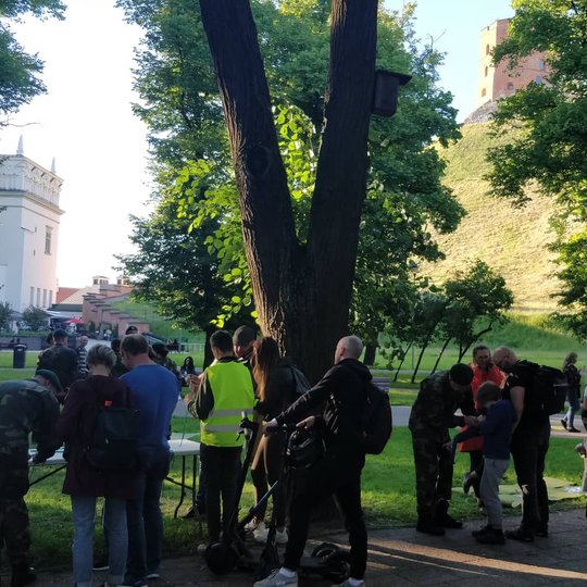 Žmonės domisi šaulių stendais.