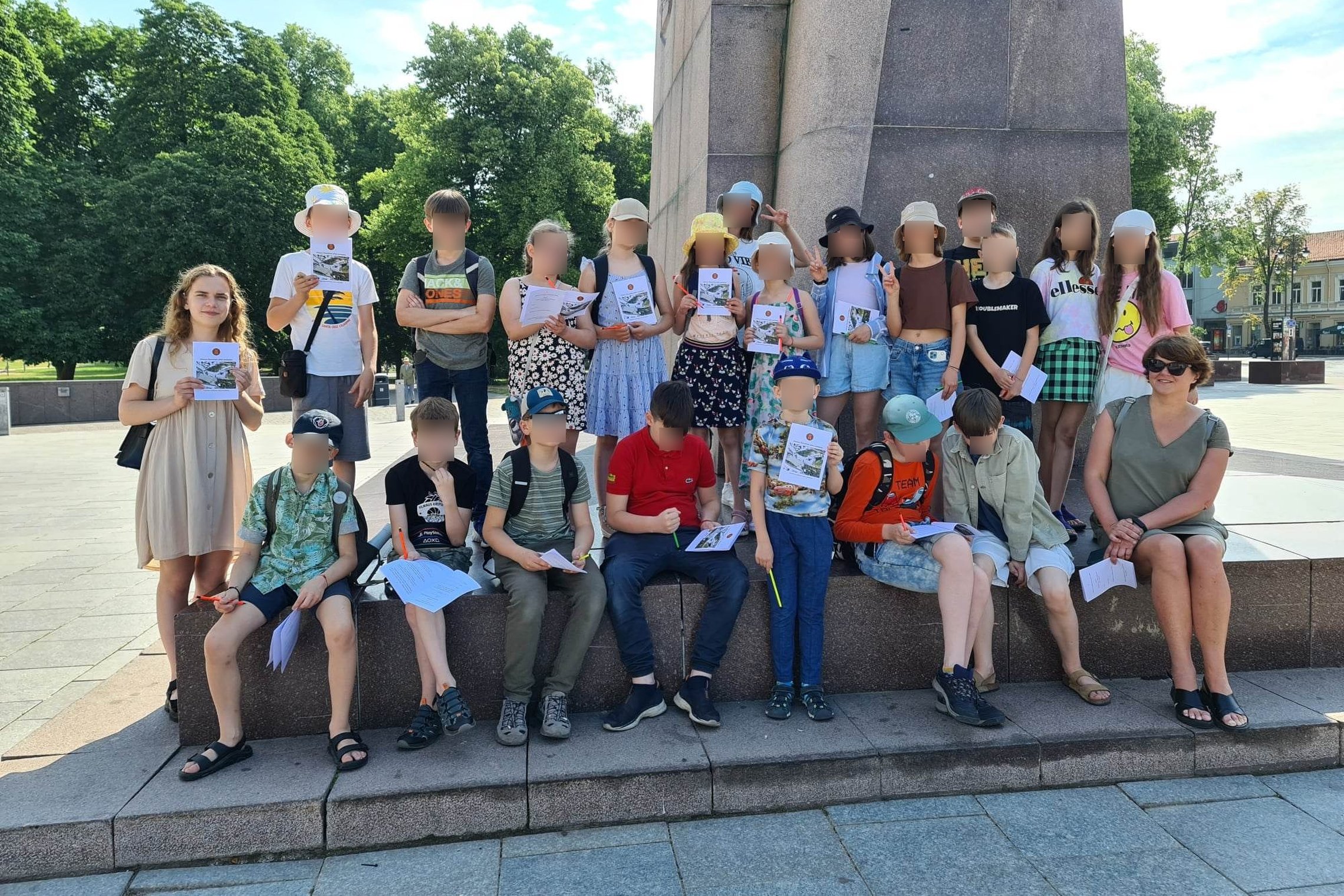 Būrys licėjaus mokinių pirmiausiai susirinko prie paminklo kunigaikščiui Gediminui.