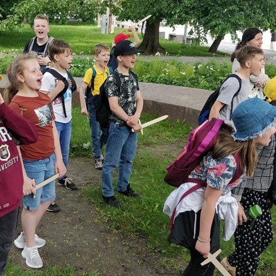 Vaikai šaukia pietinio bokšto centre.