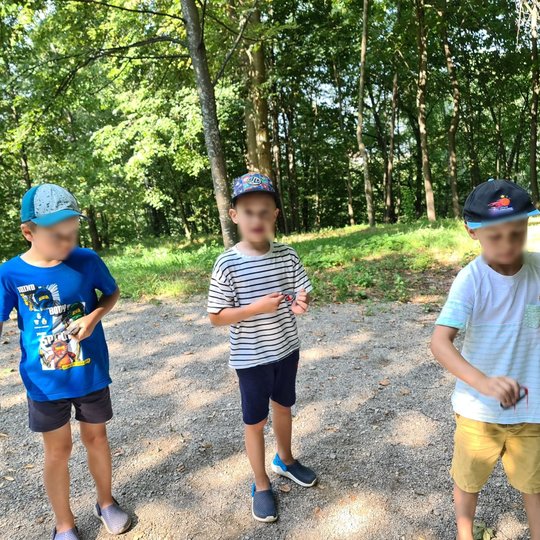 Vaikai pirmą kartą naudojasi skiltuvais. Tačiau greitai išmoko.