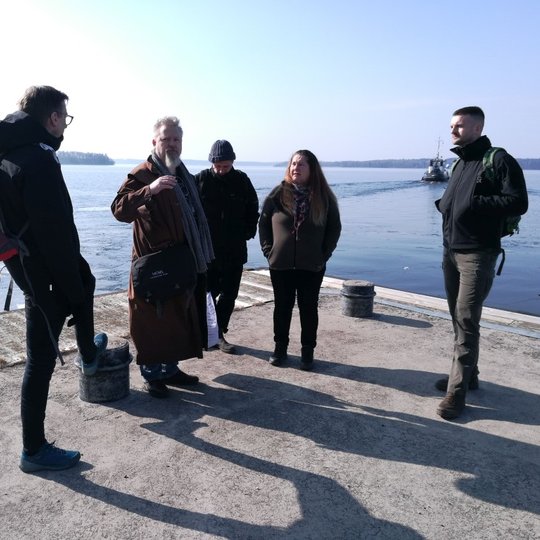 Rezervato darbuotai kartu su kolegomis iš Švedijos prieplaukoje.