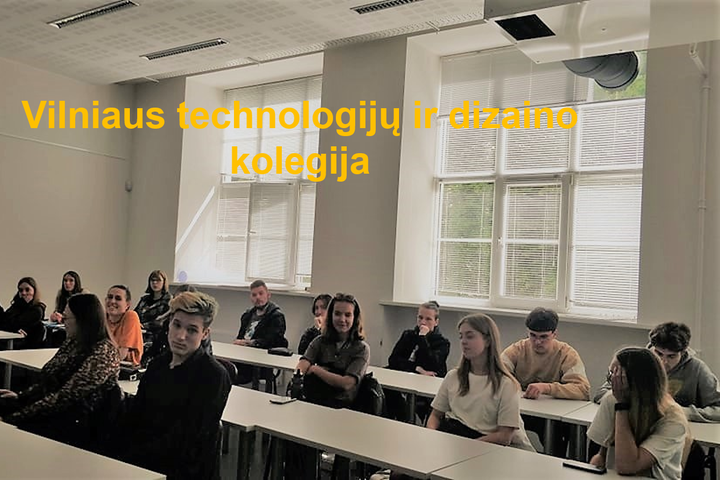 Kolegijos studentai auditorijoje. Priekyje nuotraukos, geltonomis raidėmis užrašyta "Vilniaus technologijų ir dizaino kolegija".