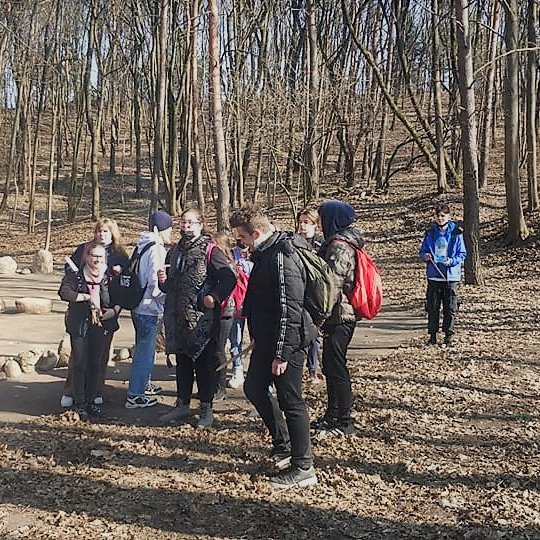 Mokiniai Kreivosios pilies kieme, šalai šventvietės.