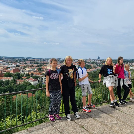 Aplankyta ir Trijų kryžių kalno apžvalgos aikštelė. Tokio vaizdo praleisti nevalia.