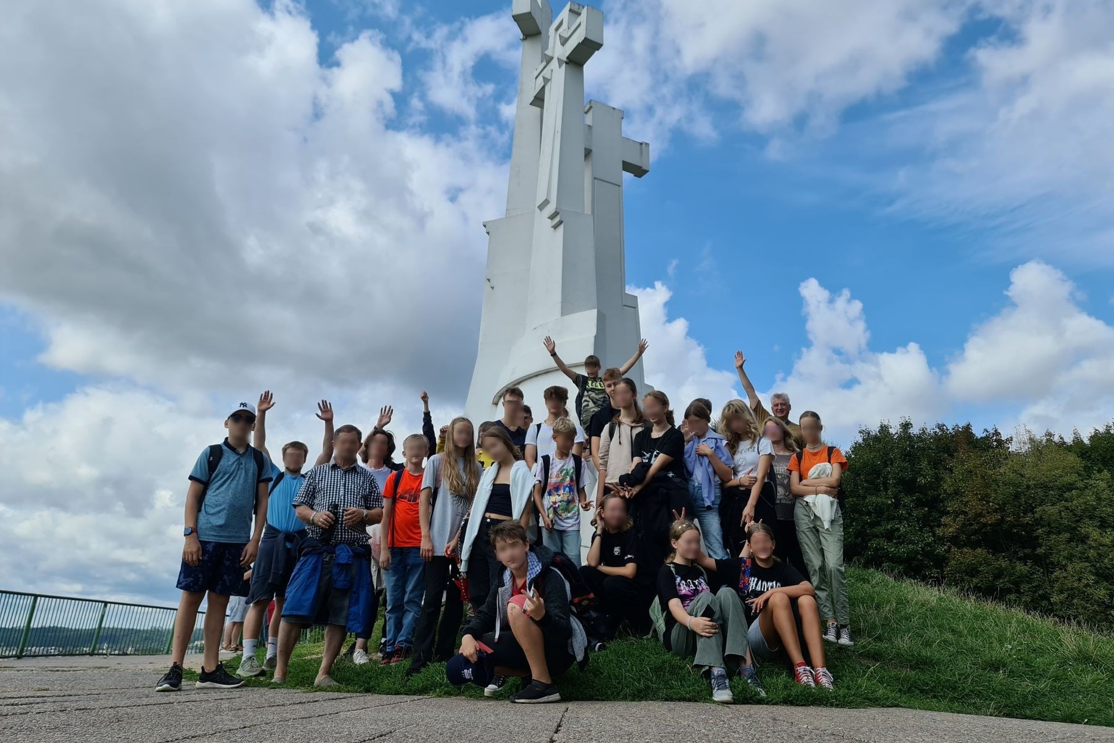 Mokiniai mojuoja nuo Trijų kryžių paminklo aikštelės.
