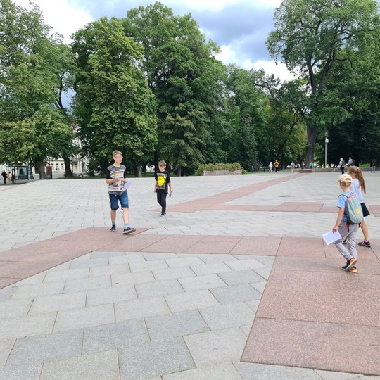 Mokiniai tyrinėjo buvusių gynybinių sienų vietas. Jas šiuo metu žymi raudonos plokštės.