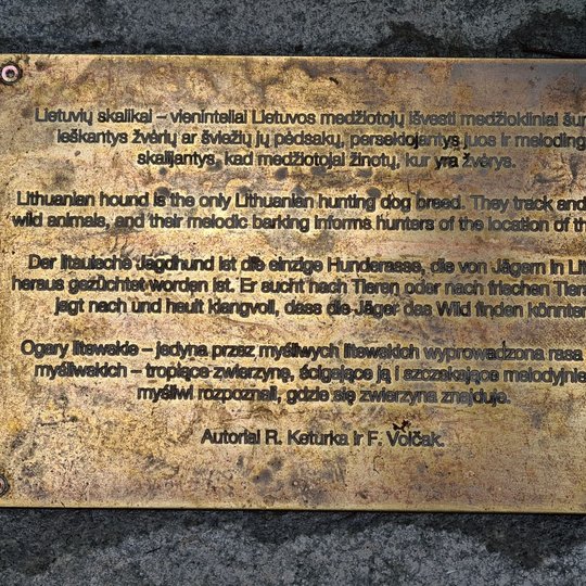 Nauja anotacinė lentelė  iš arti, šalia "Lietuvos skalikų" skulptūros 