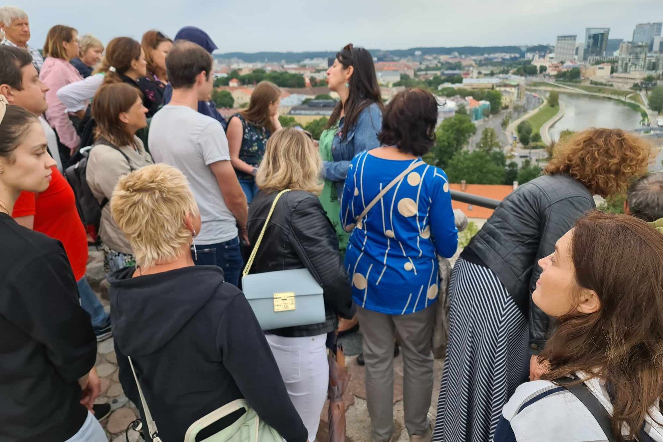 Ekskursijos dalyviai ant Trijų kryžių kalno apžvalgos aikštelės su gide.
