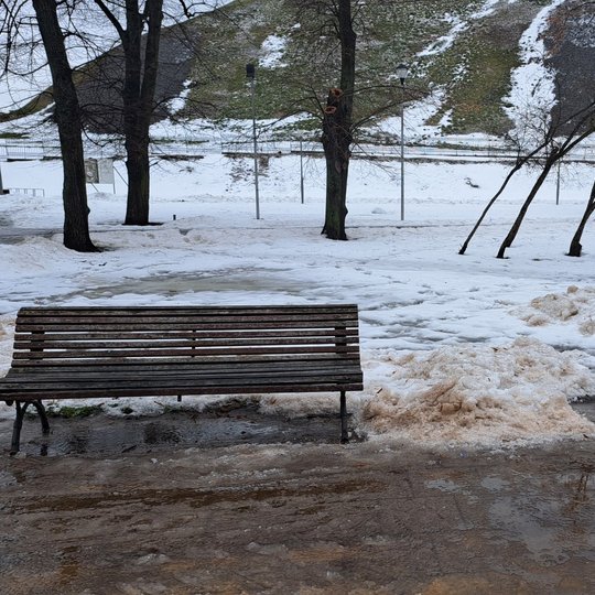Likęs sveikas lauko suolas Pilių parke ir vieta, kur stovėjo sulaužytas suolas.