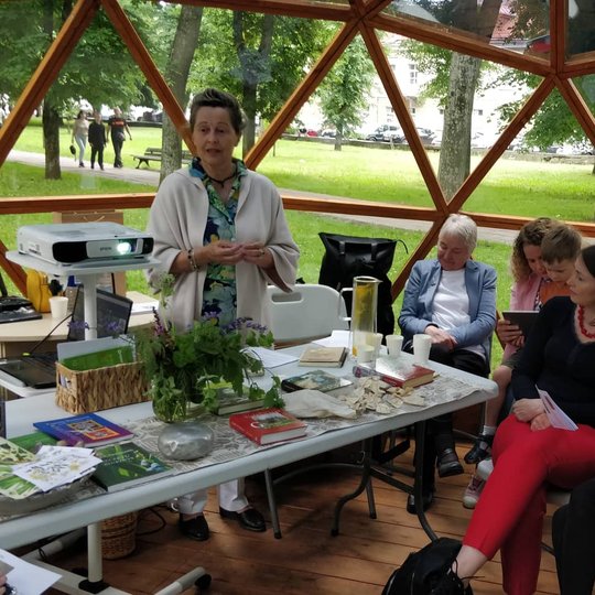 Žolininkė Eugeniją Šimkūnaitė Vilniaus pilių kupole  susirinkusiems žmonėms  pasakoja apie jų naudą.
