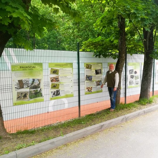 Edukatorius, archeologas Stanislovas Patkauskas šalia paukščių parodos.