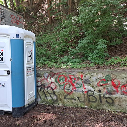 Jau iškrautas ir pastatytas tualetas Olandų g. 27A.
