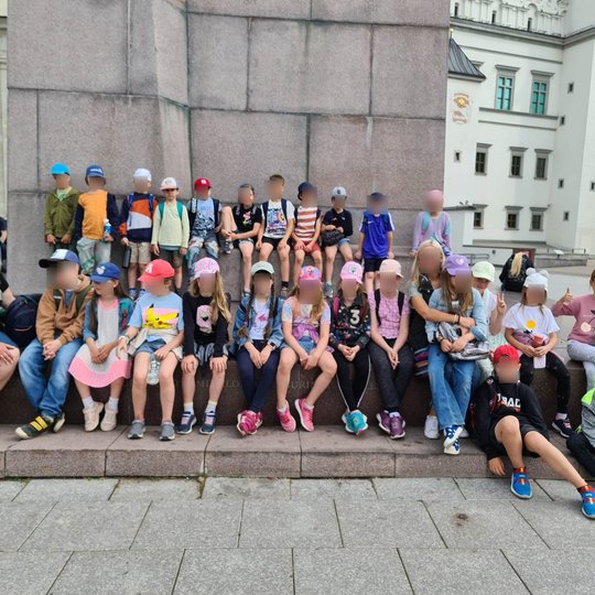 Gausus būrys "Žinių akademijos" mokinių prie kunigaikščio Gedimino paminklo.