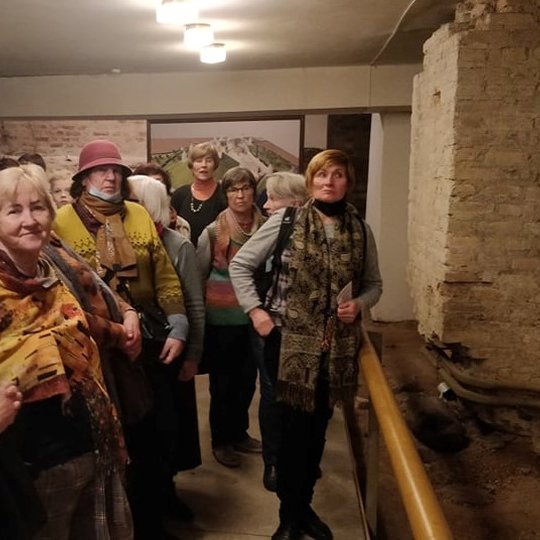 Ekskursijos dalyviai taikomosios dailės muziejaus rūsiuose Naujajame arsenale.