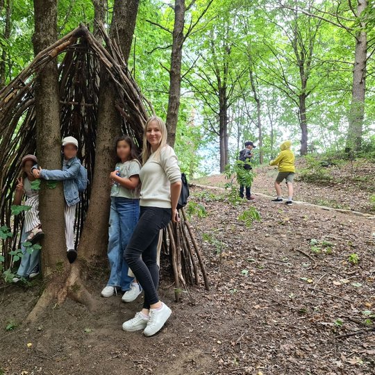 Džiazistai pozuoja prie vienos iš žemės meno instaliacijų Kalnų parke. Visai kaip palapinėje.