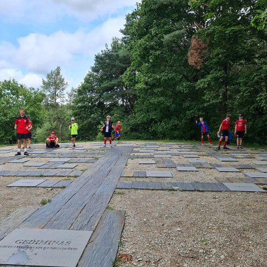 Mažieji futbolininkai tyrinėja Gedimino giminės medį Karigailos kalvoje.