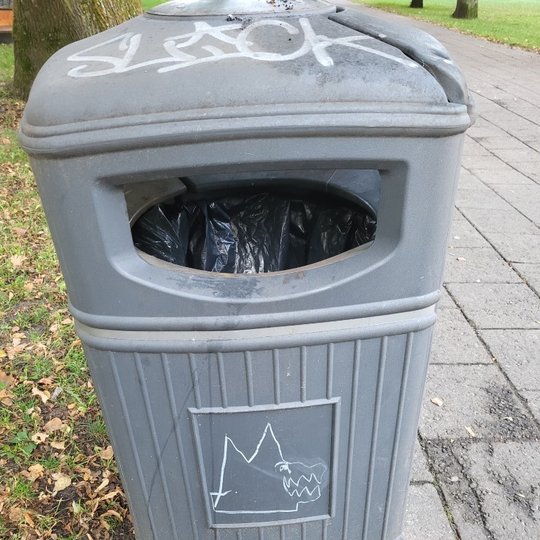 Graffiti išpaišyta šiukšlių dėžė. 