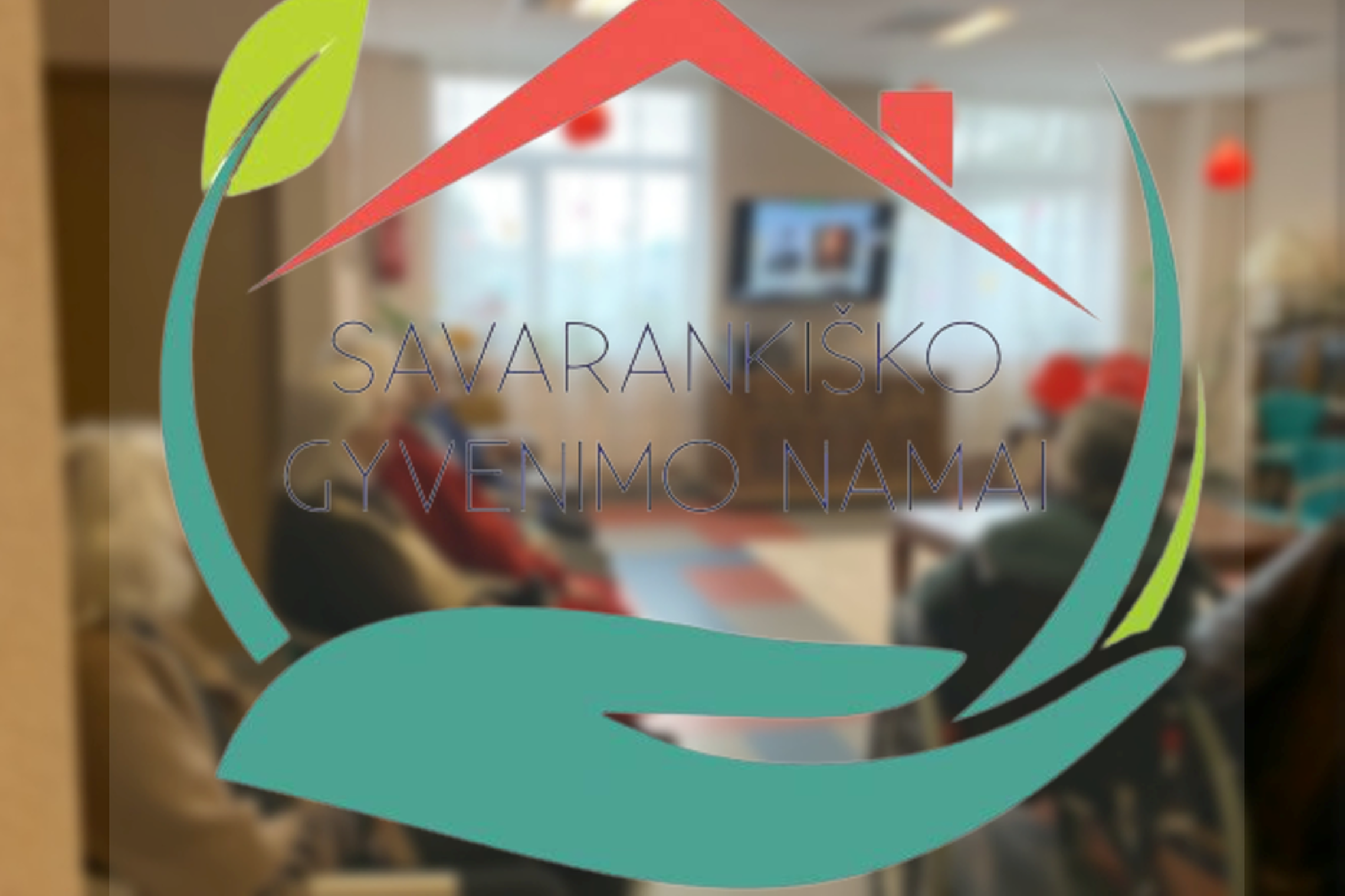 Kambaryje senjorai klausosi paskaitos nuotoliniu būdu. Nuotraukos priekyje "Savarankiško gyvenimo namai“ logotipas.