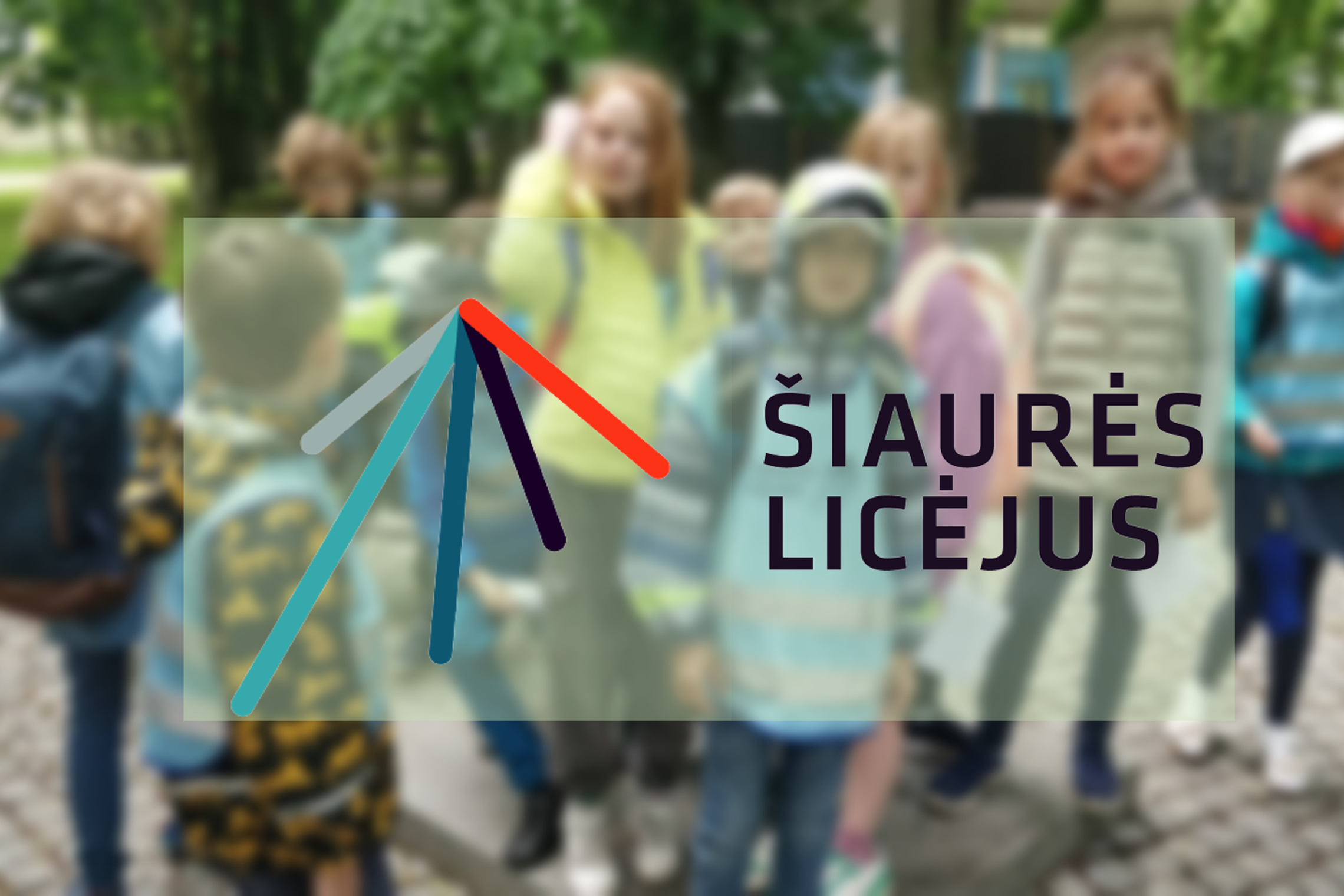 nuotraukos fone matosi vaikai, priekyje permatomas Šiaurės licėjaus logotipas.