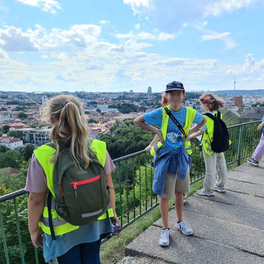 Alpinistų jėgas atgaivino vėjas ant Trijų kryžių kalno apžvalgos aikštelės.