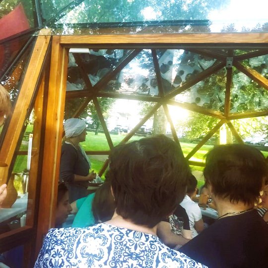 Iš išorės žmonės stebi kas vyksta Vilniaus pilių kupole.