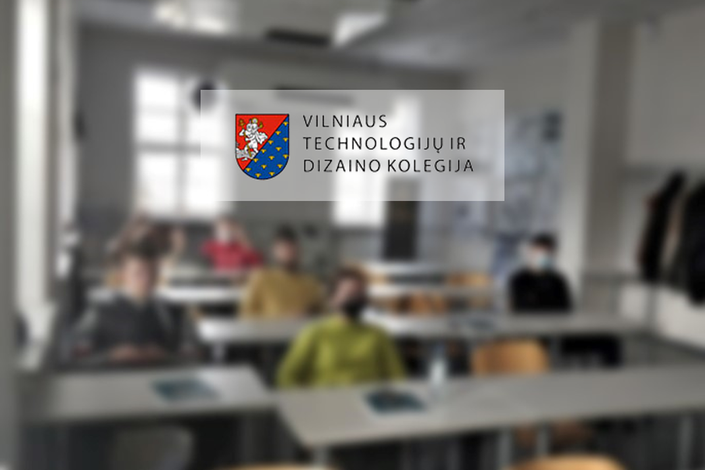 Vilniaus technologijų ir dizaino kolegijos antrakursiai auditorijoje. Nuotraukos priekyje kolegijos logotipas ir pavadinimas.