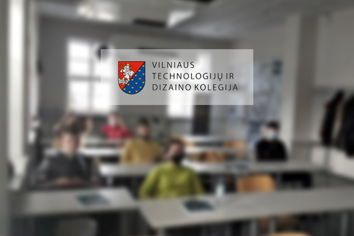 Vilniaus technologijų ir dizaino kolegijos antrakursiai auditorijoje. Nuotraukos priekyje kolegijos logotipas ir pavadinimas. 