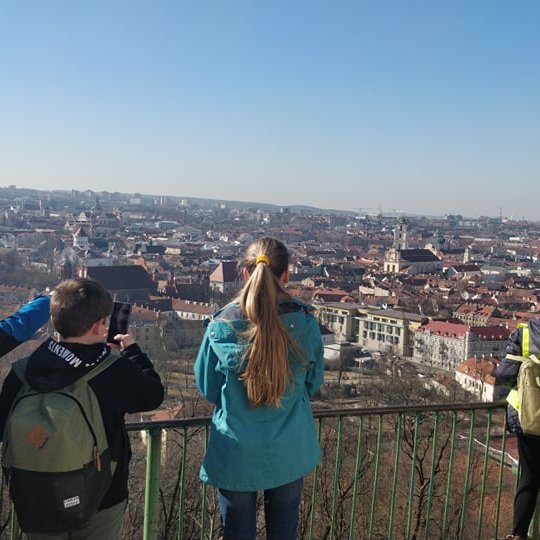 Mokiniai toliau geriasi Vilniaus panorama nuo trijų kryžių kalno.