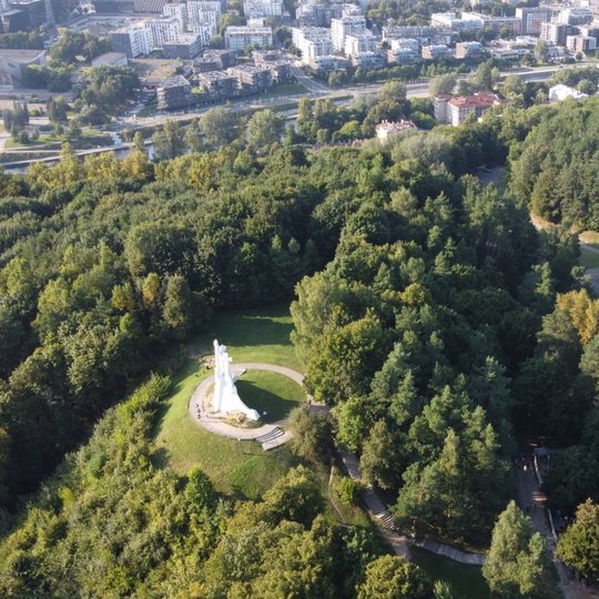 Trijų Kryžių kalnas ir paminklas bei Dainų slėnio estrada iš paukščio skrydžio.