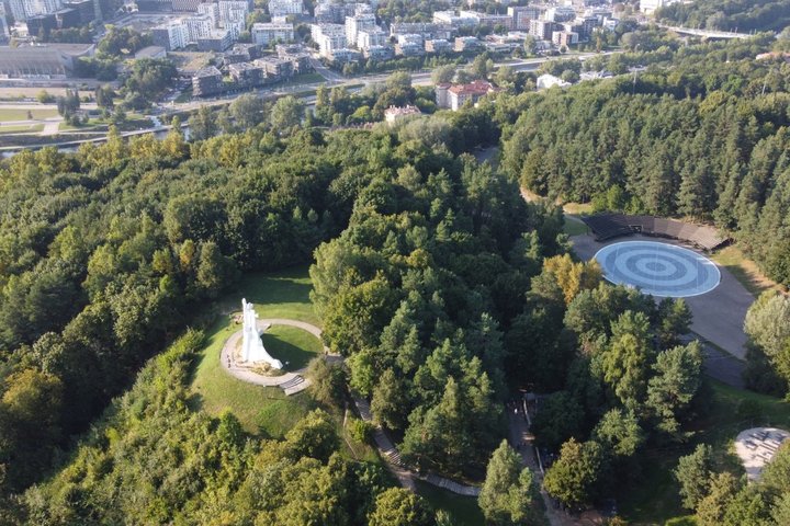 Trijų Kryžių kalnas ir paminklas bei Dainų slėnio estrada iš paukščio skrydžio.