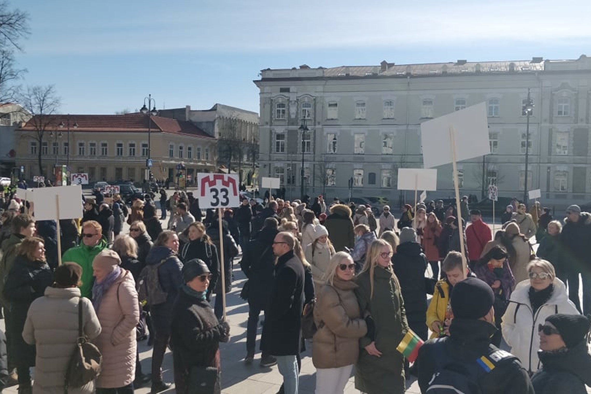 Gausi žmonių minia Katedros aikštėje.